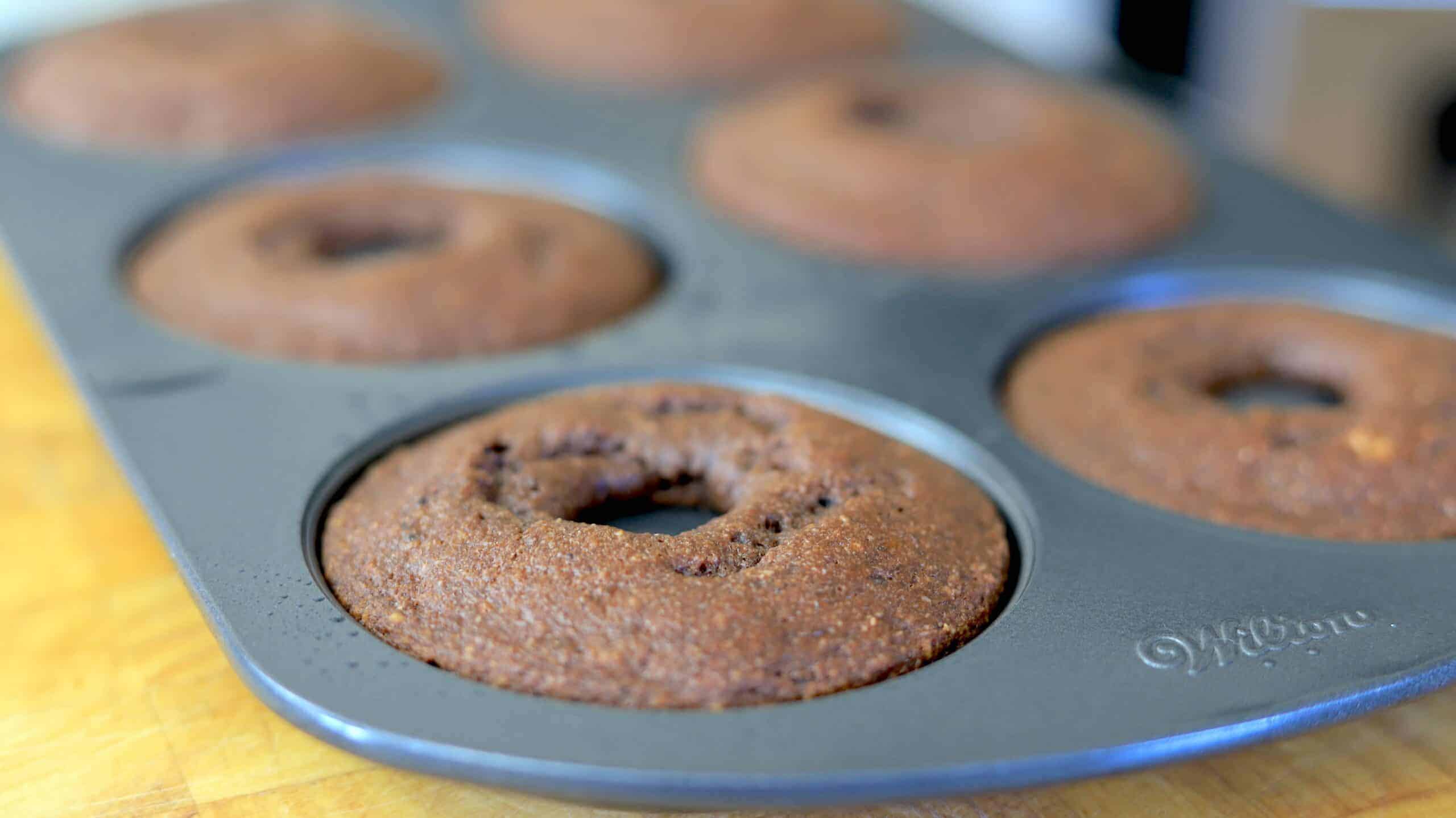 doughnuts fresh out the oven in doughnut pan