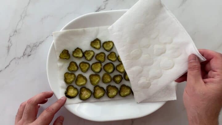 drying dill pickles between two paper towels