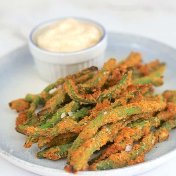 air fryer green beans on a plate with dip