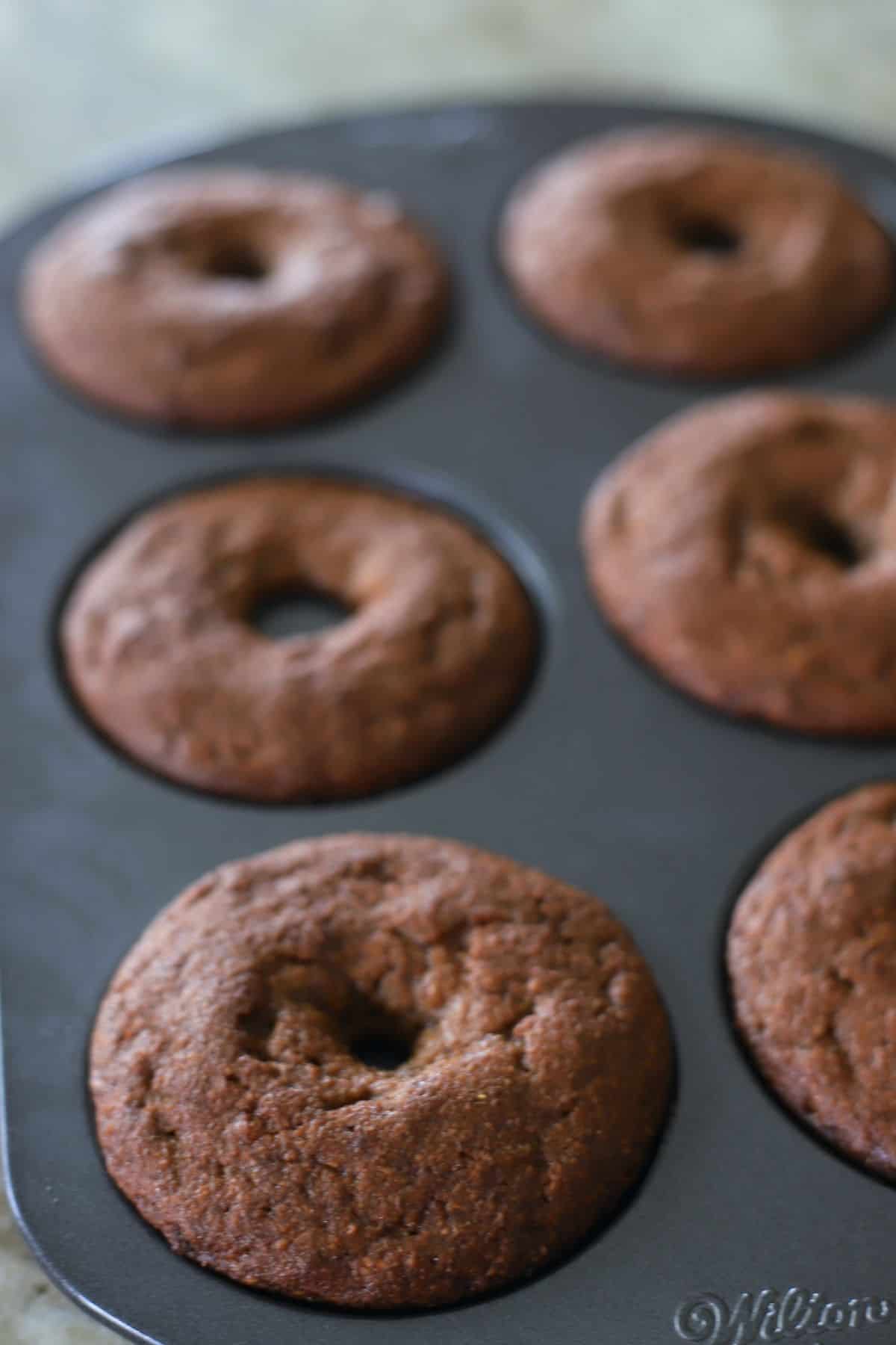 6 baked donuts in a donut pan