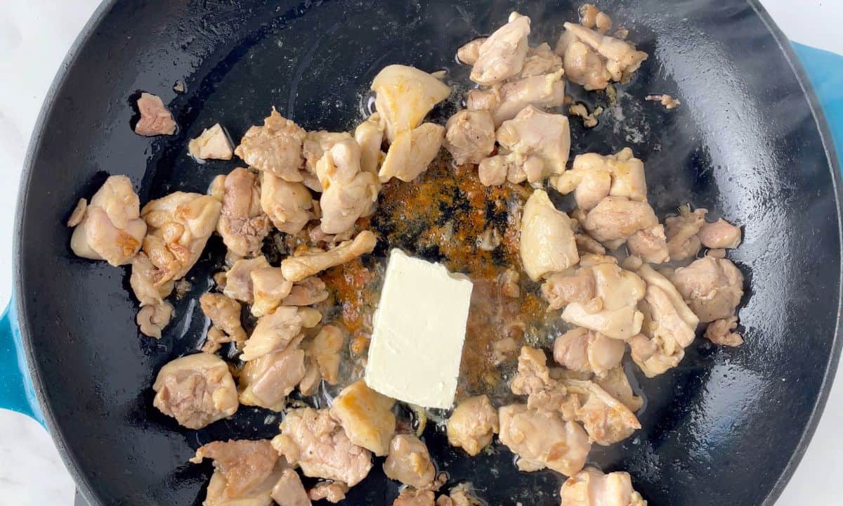 cream cheese in centre of keto pesto chicken skillet.