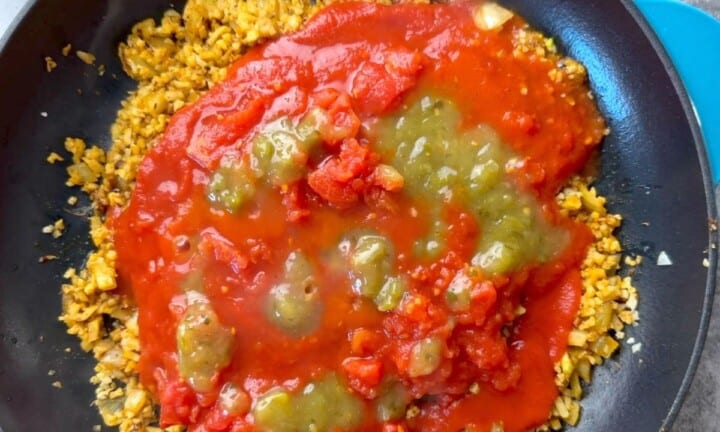 Cauliflower rice and the sauce in the skillet.