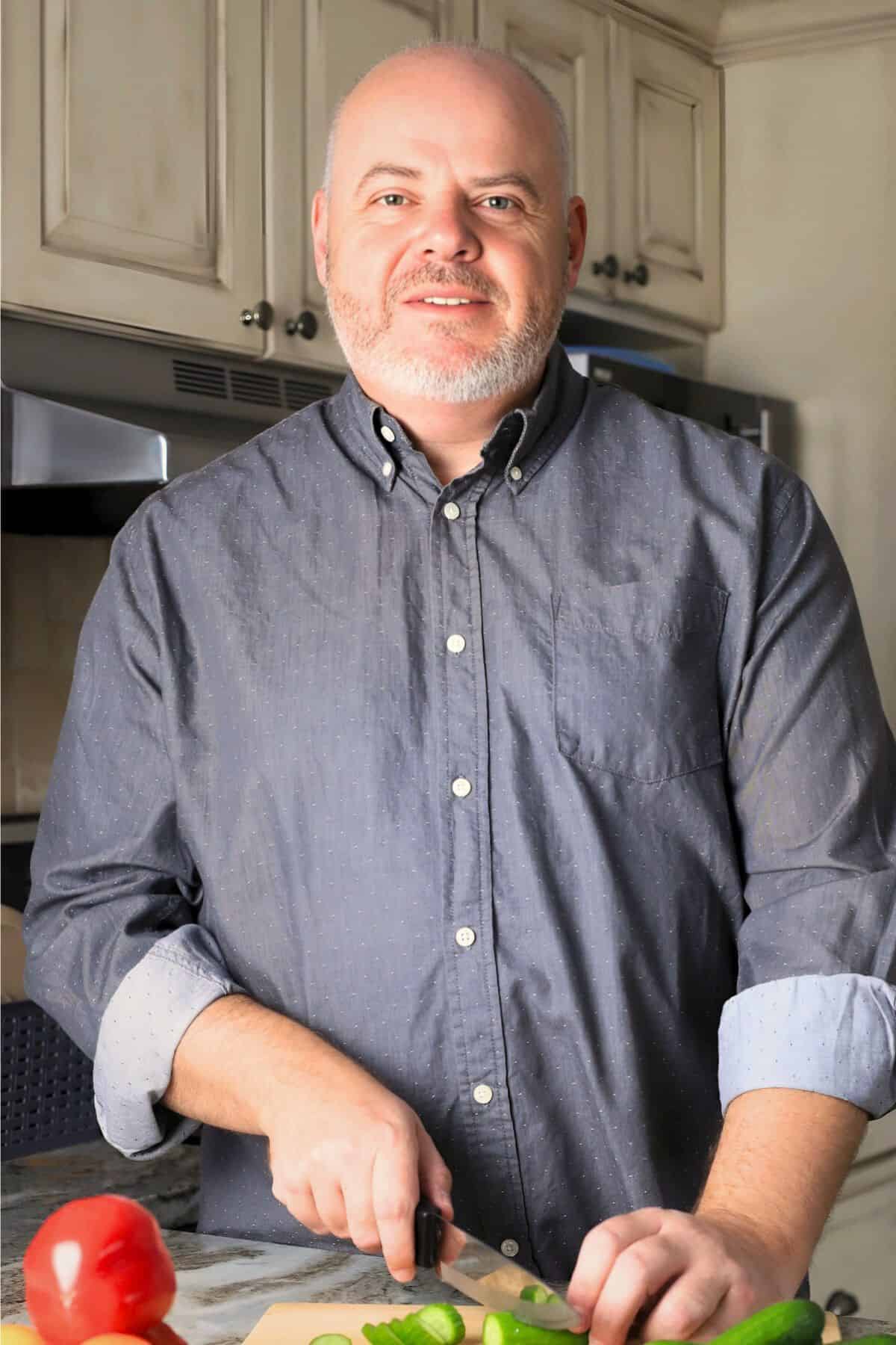 Image of Oscar chopping vegetables.