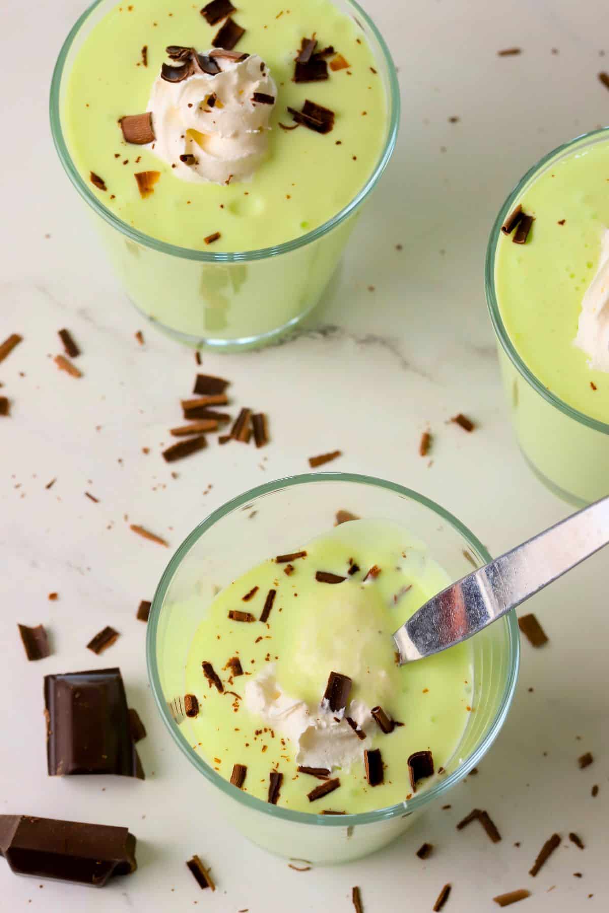 Low carb shamrock shake pudding in small cups.