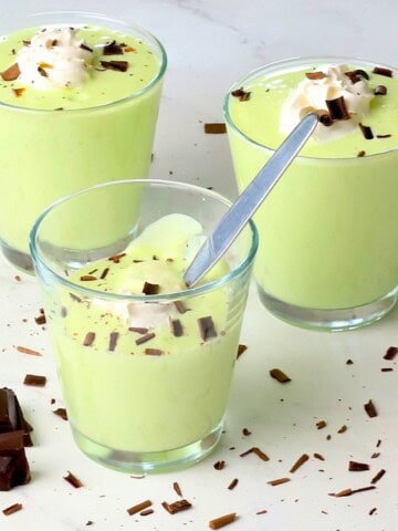 Low carb shamrock shake pudding in small cups.