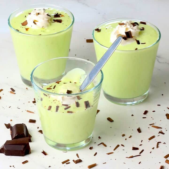 Low carb shamrock shake pudding in small cups.