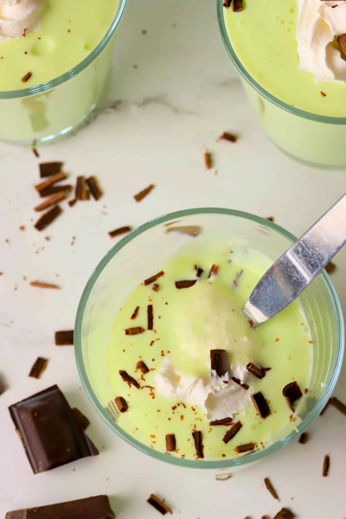 Low carb shamrock shake pudding in small cups.