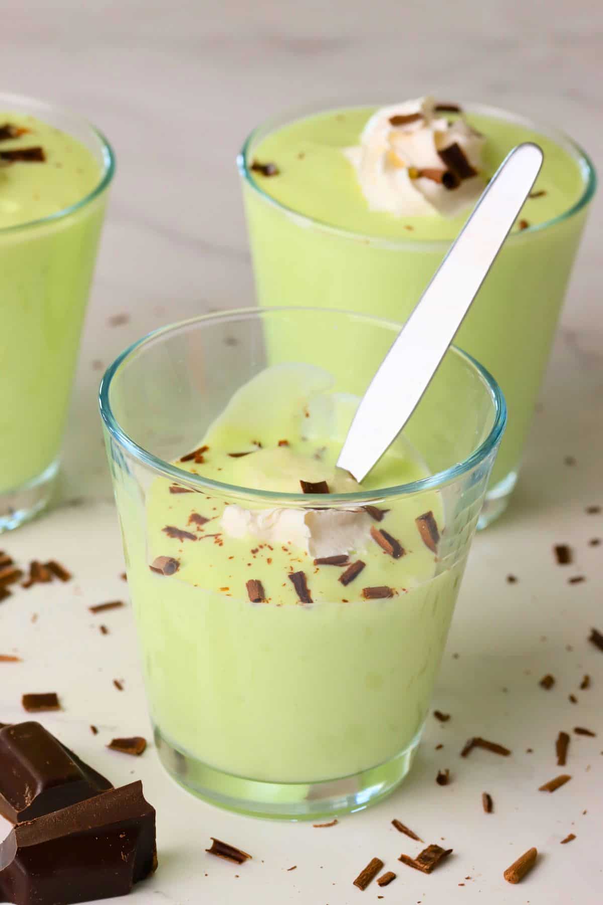 Low carb shamrock shake pudding in small cups.