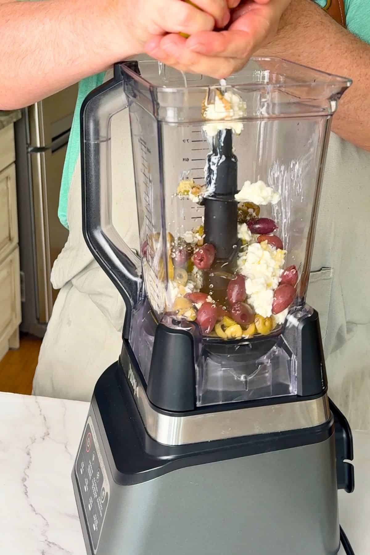 Squeezing lemon juice into the bleneder.