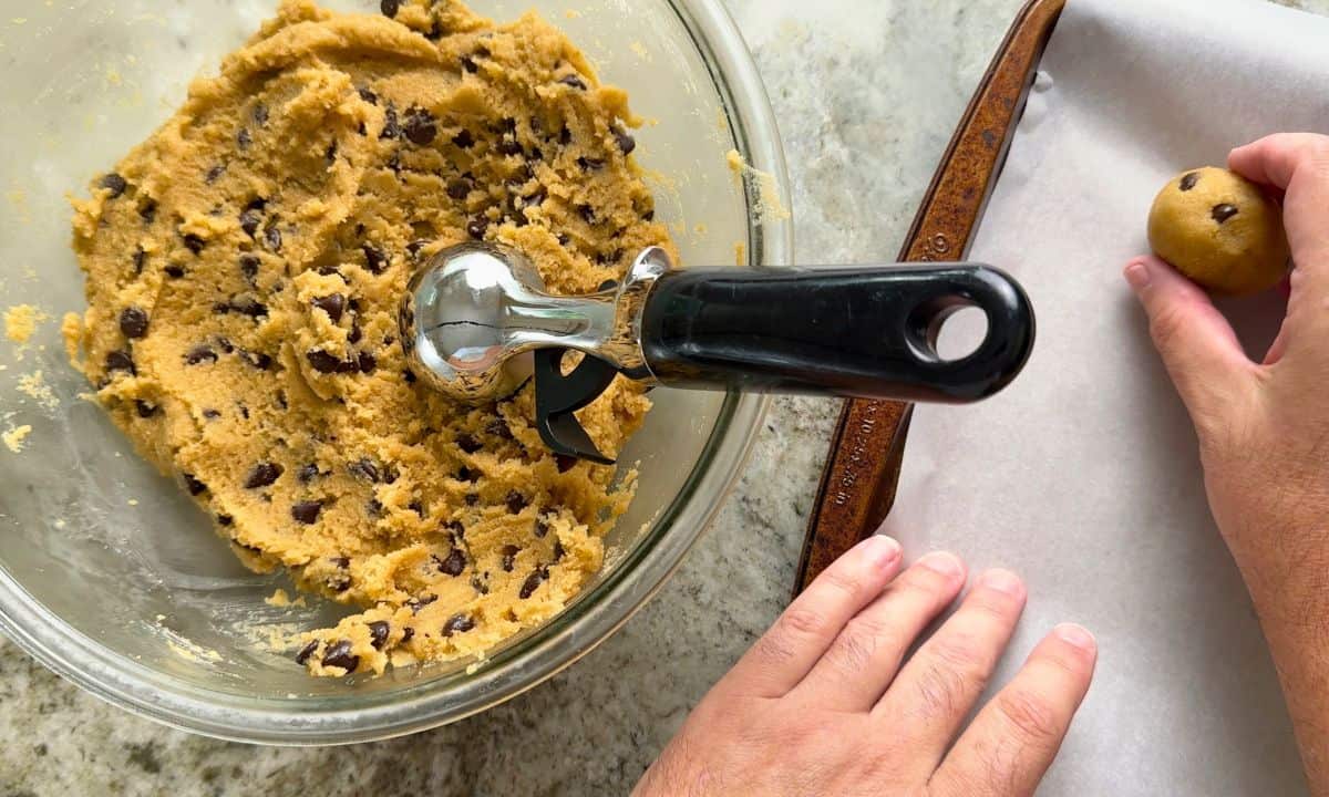 Rolling the cookies and placing them on the baking tray.